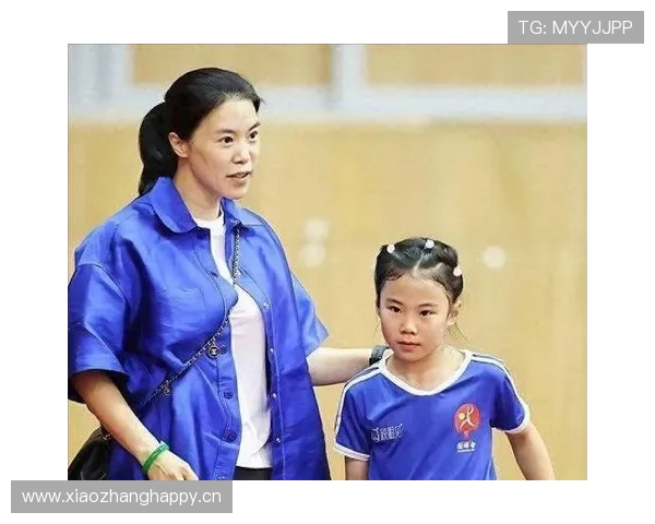 王楠连吃个饭都能被围观，这明星气场是真没法顶啊！